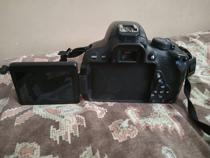 Canon EOS 700D with 28-80mm lens 8