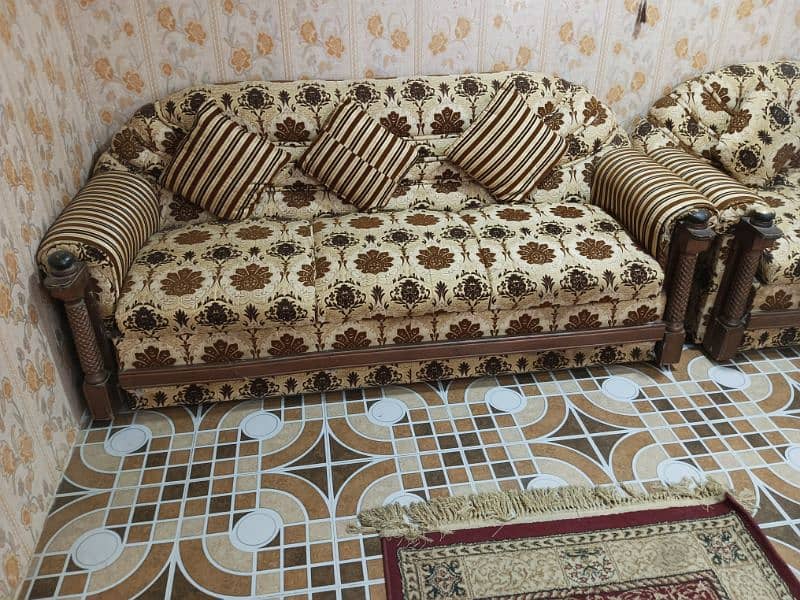 GOOD CONDITION SIX SEATER SOLID WOODEN SOFA SET FOR SALE 0