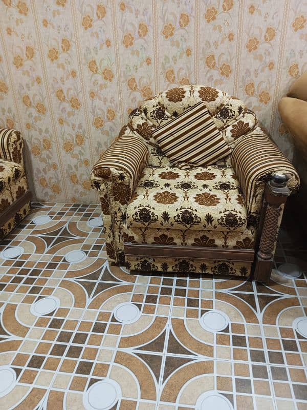 GOOD CONDITION SIX SEATER SOLID WOODEN SOFA SET FOR SALE 2