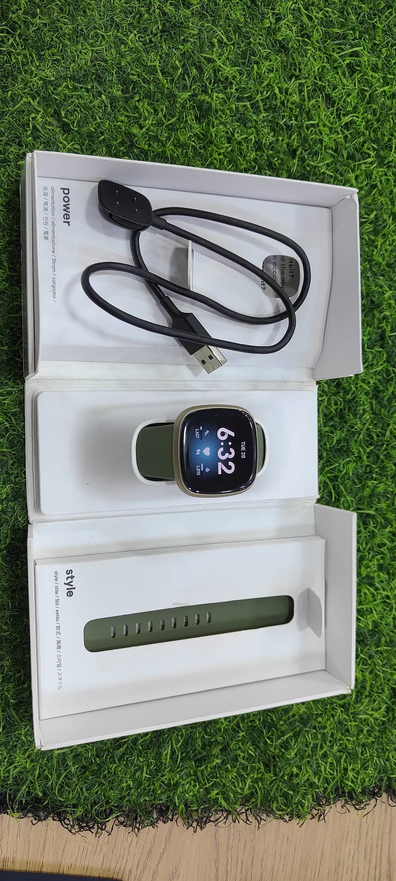 fit bit versa 3 with original charger and box 0