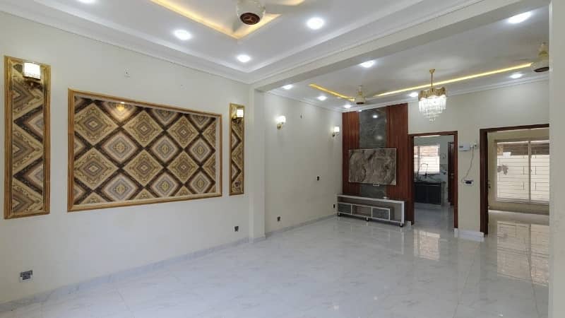 In Lahore You Can Find The Perfect Prime Location House For Sale 8