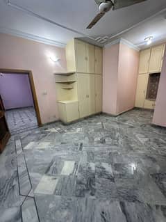 Portion for rent 3bed TV lounge darwing room kitchen 3bath stor room teras Pani bijli gas sab available location yousaf calony