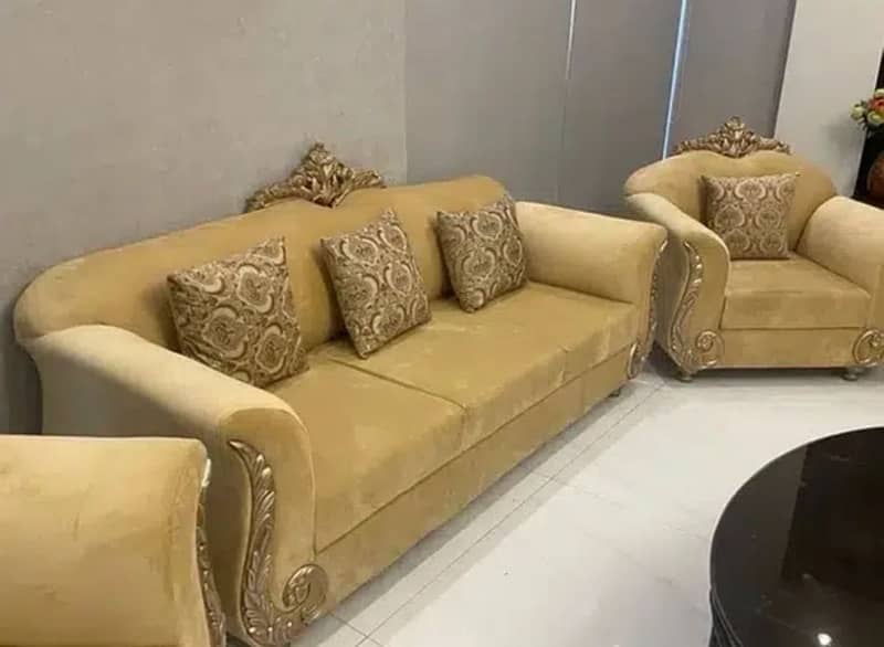 BEAUTIFUL SOFA SET 4