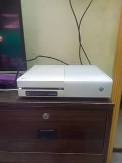 xbox one white colour with 4 games