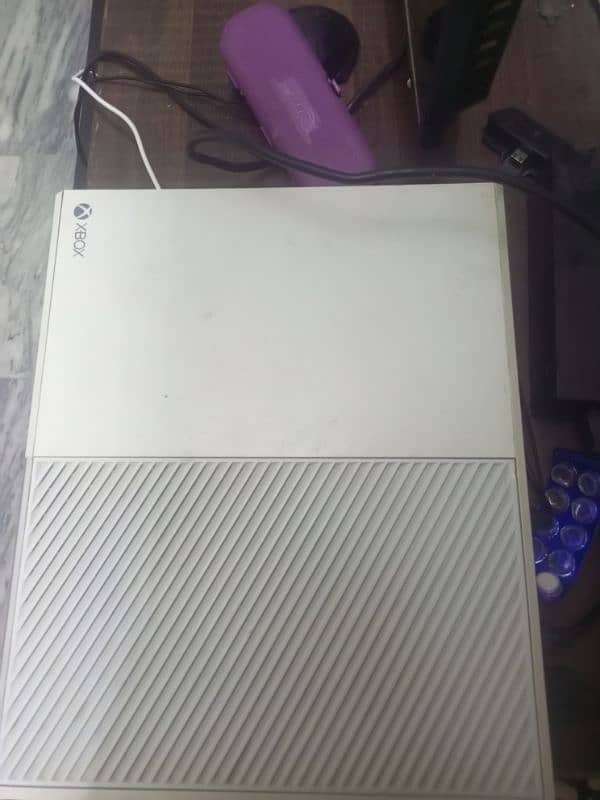 xbox one white colour with 4 games 1