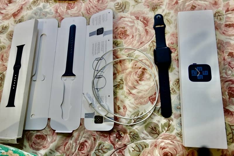 Apple Watch SE 2 2022 2nd Generation 44mm Complete Box 6