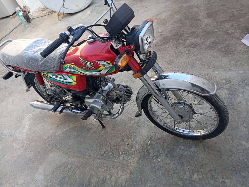 honda cd 70. model 2023. genuine condition 7400 km . 3