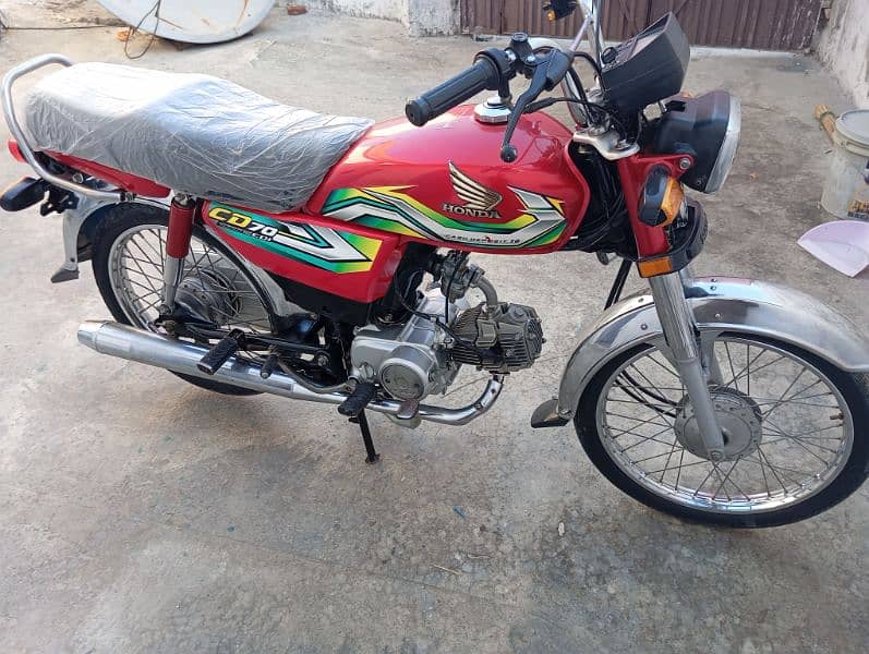 honda cd 70. model 2023. genuine condition 7400 km . 4