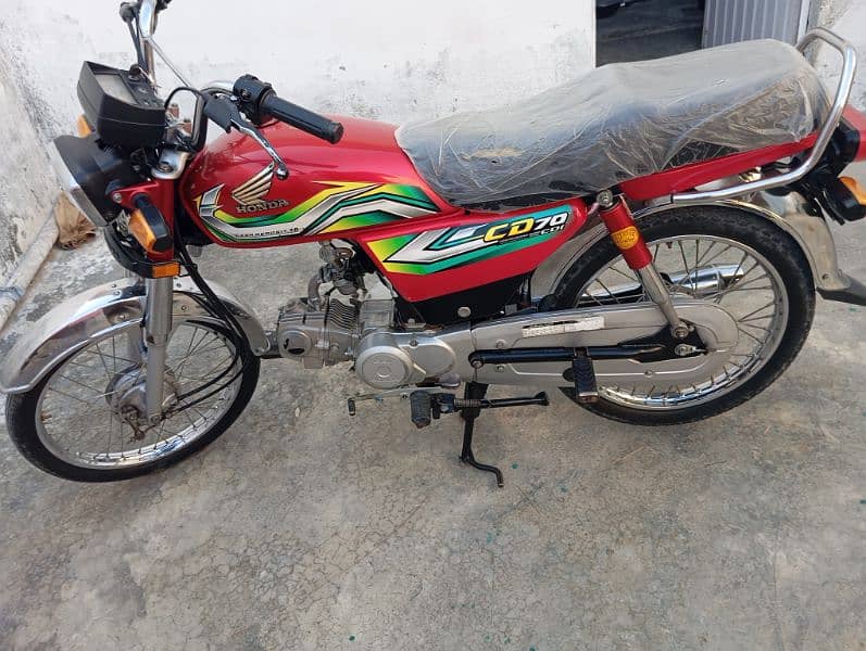 honda cd 70. model 2023. genuine condition 7400 km . 0