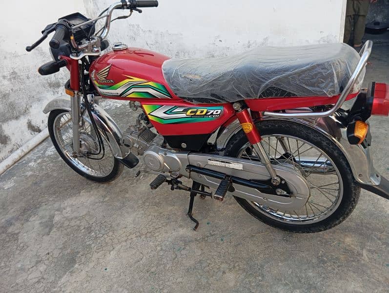 honda cd 70. model 2023. genuine condition 7400 km . 7