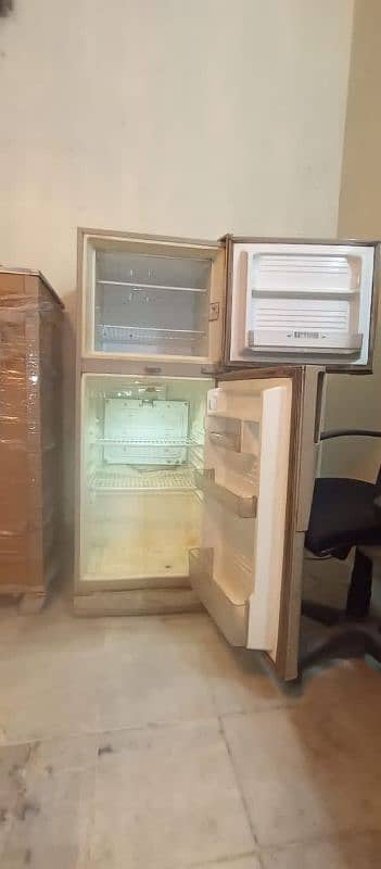 medium Size fridge for sale 3