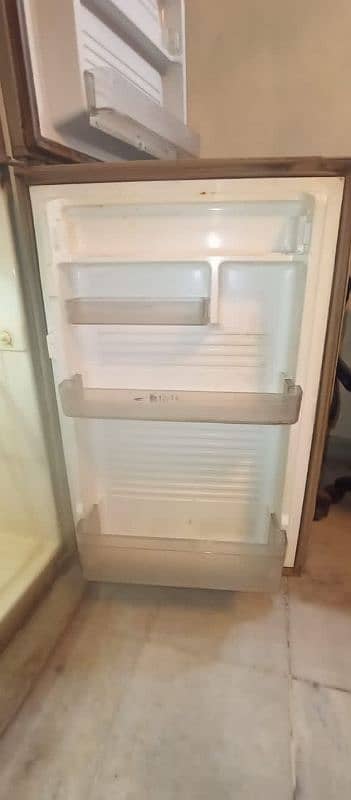 medium Size fridge for sale 6