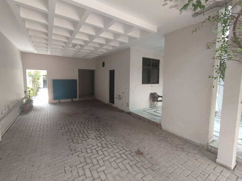 1 kanal 2 bedroom outstanding independent lower portion with separate main gate in model town G block 1