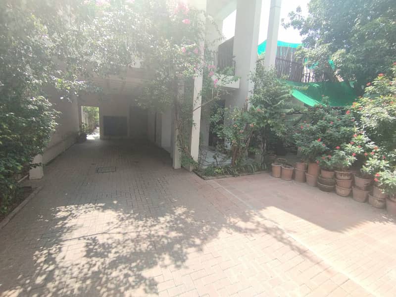 1 kanal 2 bedroom outstanding independent lower portion with separate main gate in model town G block 2