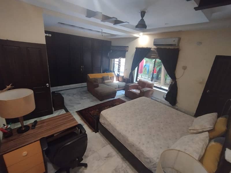 1 kanal 2 bedroom outstanding independent lower portion with separate main gate in model town G block 3