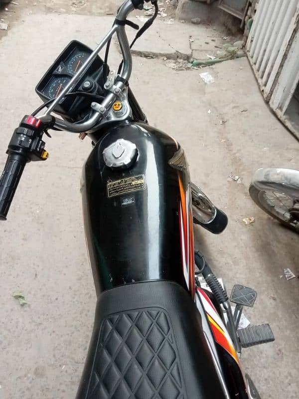 honada 125 black colour 1