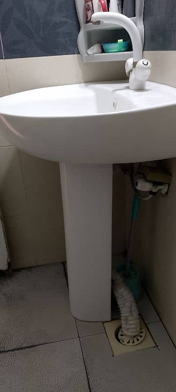 Washroom Basin PORTA in excellent condition 2