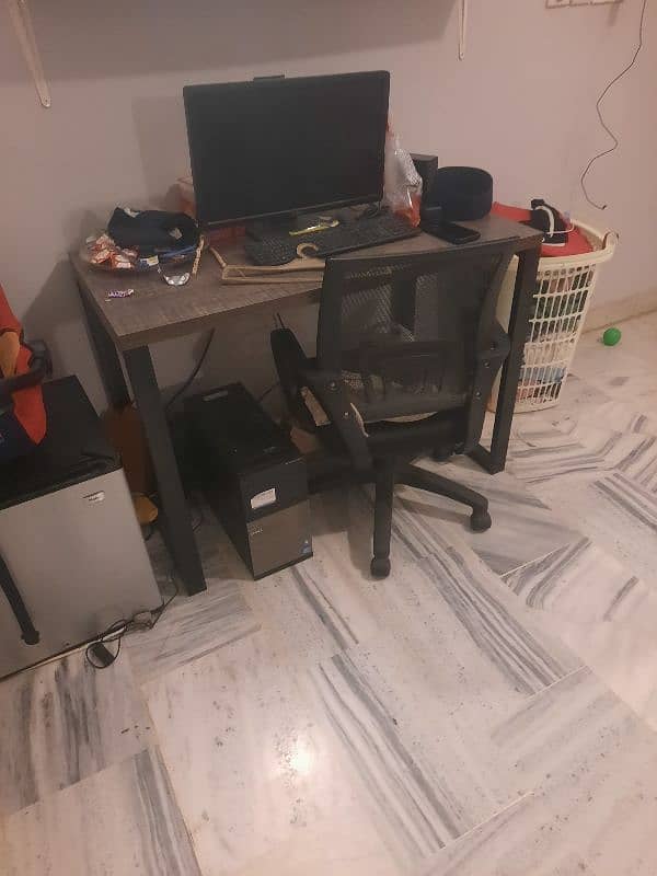 computer with table and chair 0