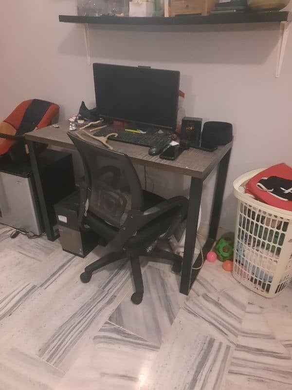 computer with table and chair 1