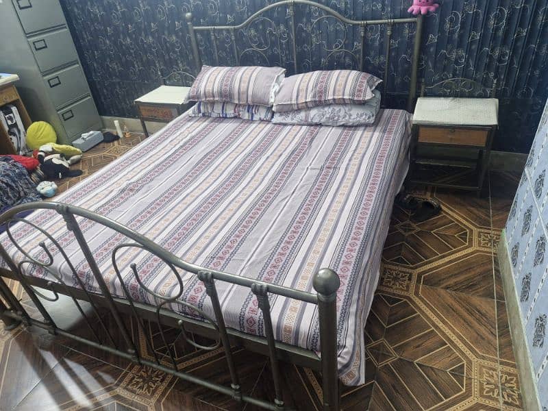 IRON ROD BED QUEEN SIZE WITH MATRES 2