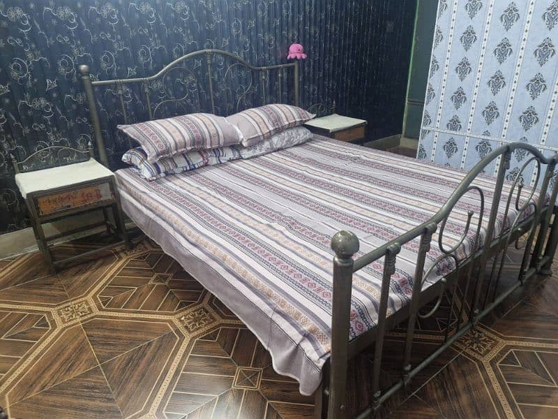 IRON ROD BED QUEEN SIZE WITH MATRES 3