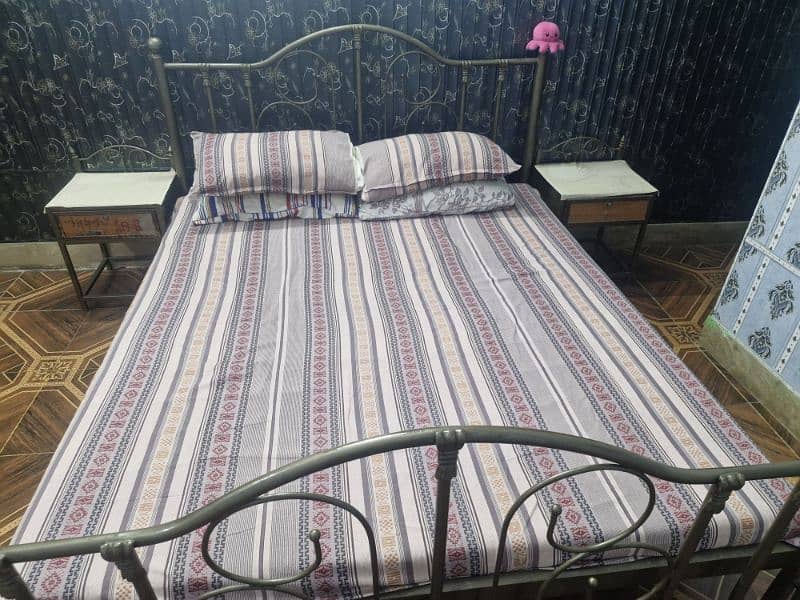 IRON ROD BED QUEEN SIZE WITH MATRES 4