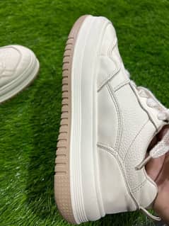 white sneaker branded shoes 10/10 condition