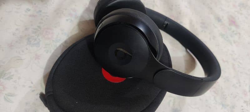 beats solo pro wireless headphone 0