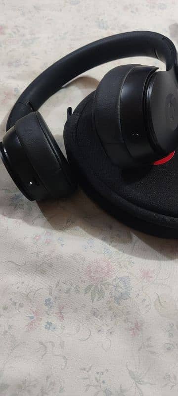 beats solo pro wireless headphone 1