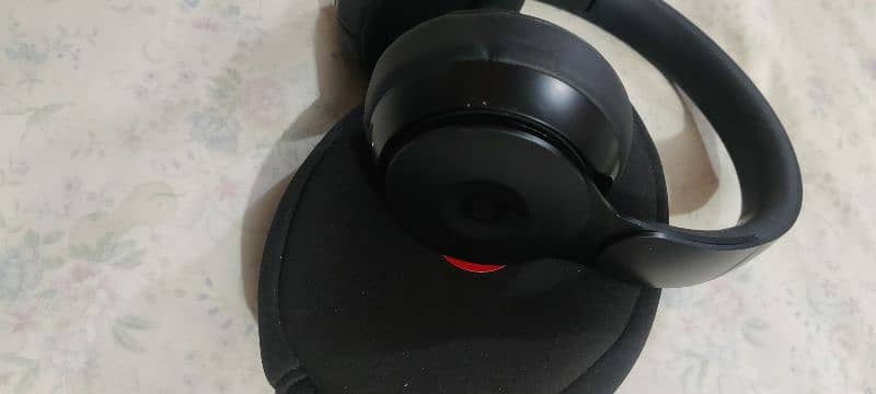 beats solo pro wireless headphone 4