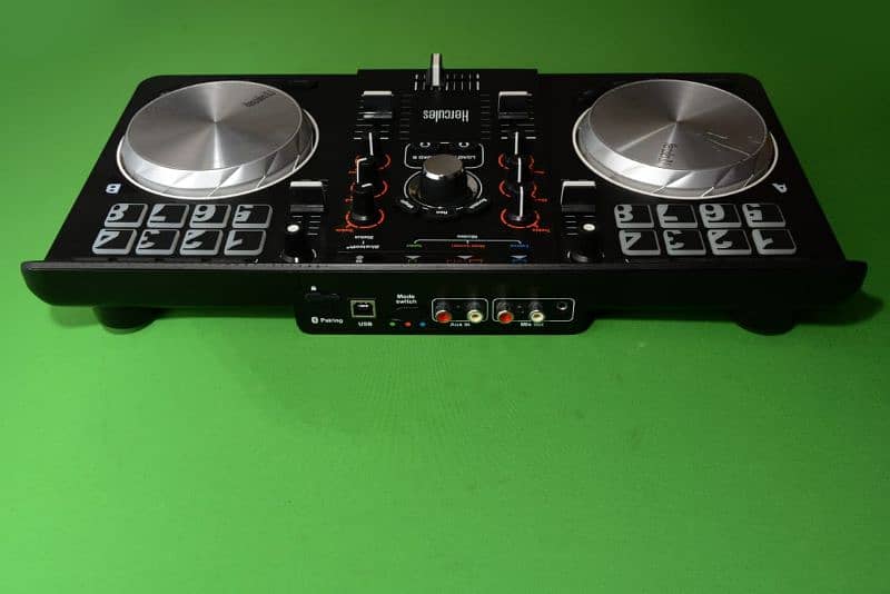 Hercules Universal DJ | Bluetooth + USB DJ controller 5