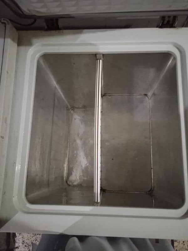 2 door Dawlance Deep freezer 3