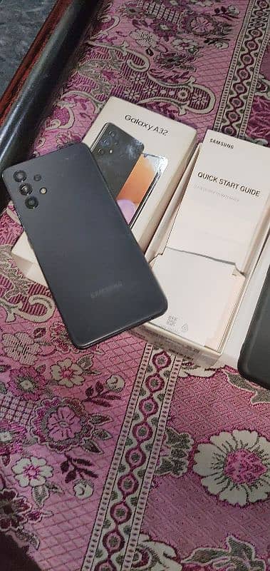 Samsung a32 only panel crack box sath h hai charger nhi hai chlny m. ok 0