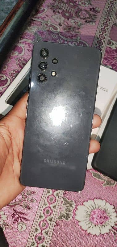 Samsung a32 only panel crack box sath h hai charger nhi hai chlny m. ok 2