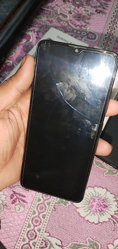 Samsung a32 only panel crack box sath h hai charger nhi hai chlny m. ok 3