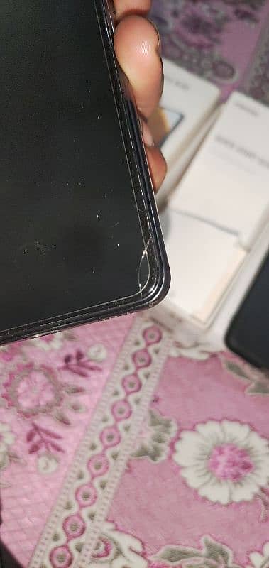 Samsung a32 only panel crack box sath h hai charger nhi hai chlny m. ok 5