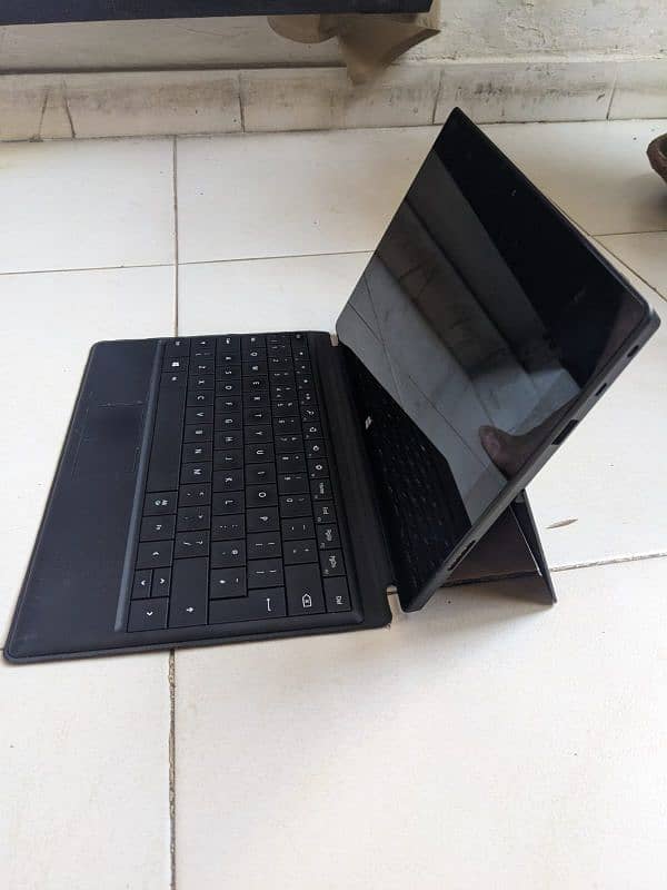 Surface Pro 2 Laptop for sale in good condition 1