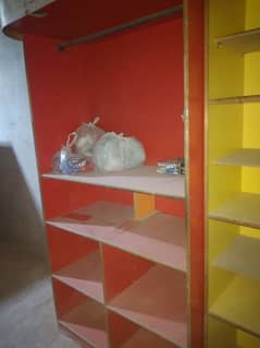 کتابوں والی دوکان کا فرنیچر اور  ریک برائے فروخت۔