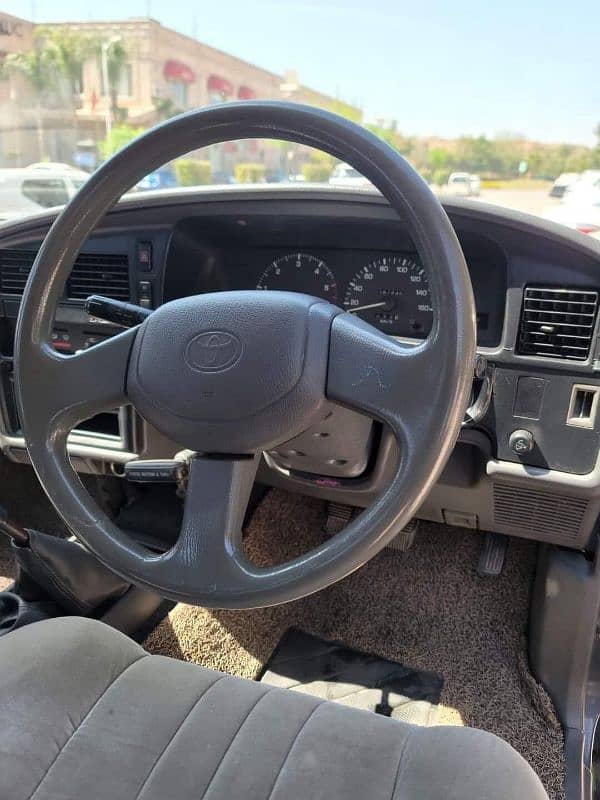 Toyota Hilux 1989 3