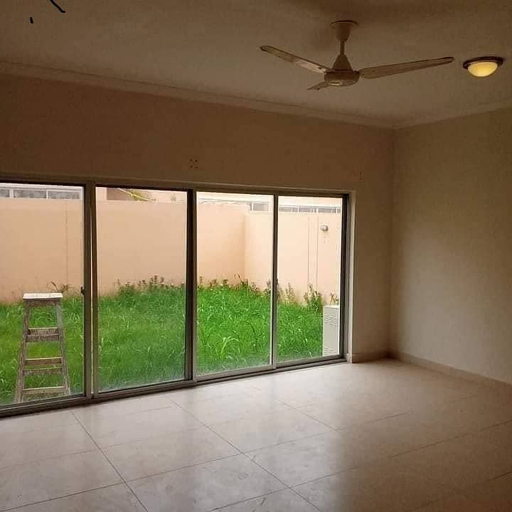 Corner 350sq yd 4Bed DDL Sports Villas with 100sq yd BackYard LAWN at LOWEST RATE of MARKET. Near Masjid-e-Usman 3