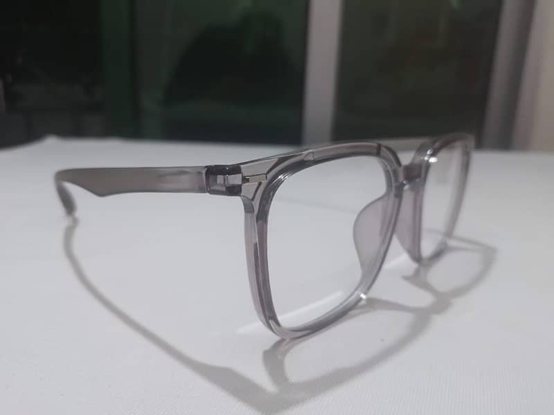 GUGM FASHIONABLE EYE GLASSES 1