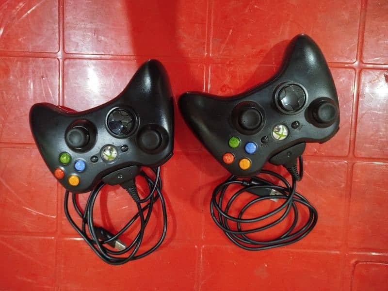 XBOX 360 with 2 Controllers 2