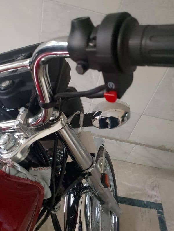 Honda 125 self start gold edition clean bike in Pakistan 4