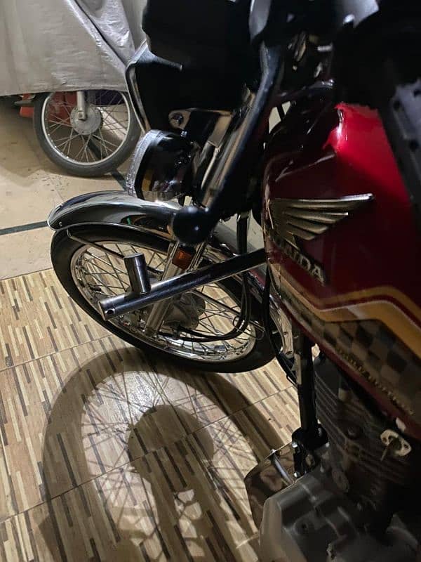 Honda 125 self start gold edition clean bike in Pakistan 16