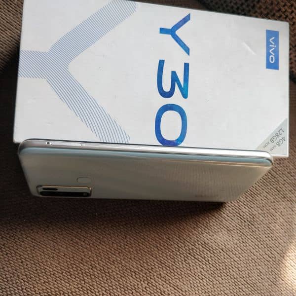 vivo y30 4+1GB Ram 128GB Memory 5