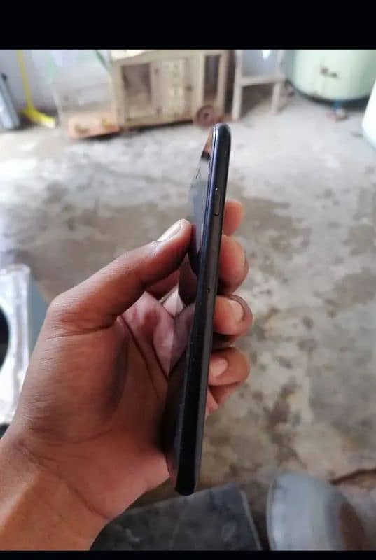 I phone se 2020. . . non pta. . 128gb. . back camera off price final . 3