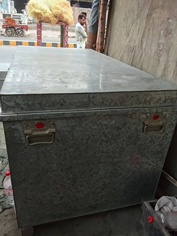 6foot Paiti Trunk Available for sale in very Cheap Rates 10