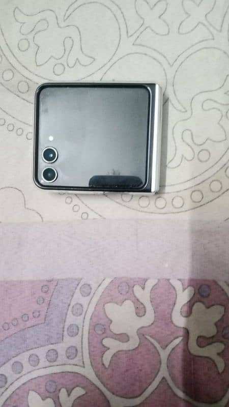 Samsung z flip 5 mint condition 3