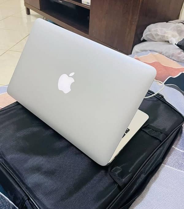 Macbook Air 2015 core i5 256 GB with SSD best condition 1