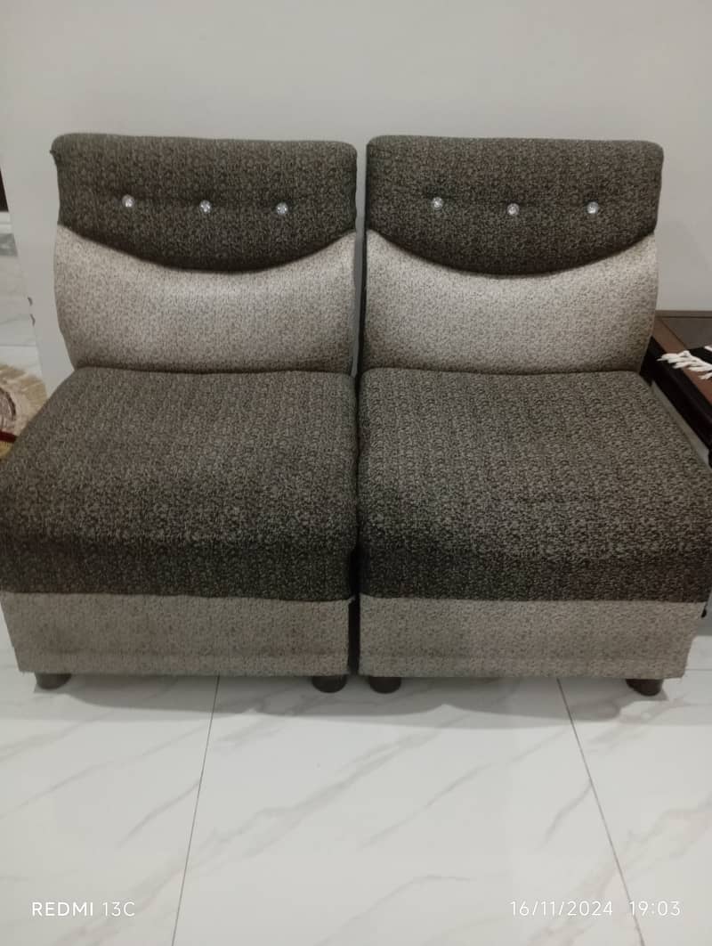 Armless sofa chair 0